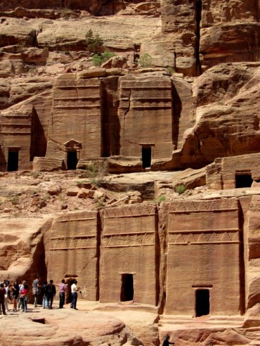 Wand mit kleinen Gräbern in Petra