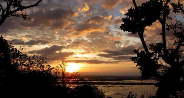 Ein Sonnenuntergang über dem Tonle Sap in Kambodscha