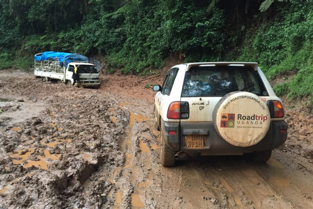 Straße Bwindi Impenetrable Forest Uganda Matsch Regenzeit Auto fahren Selbstfahrer Mietwagen