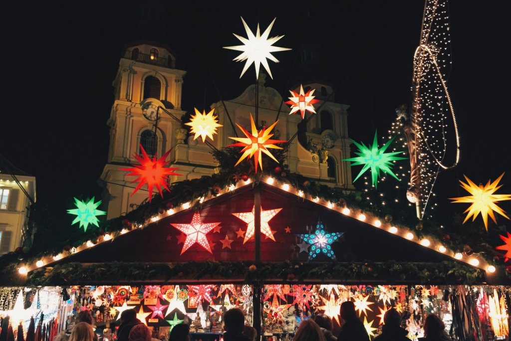 arocker-kerstmarkt-Ludwigsburg "width =" 1024 "height =" 684 "srcset =" https://www.blackdotswhitespots.com/bdws/wp-content/uploads/2017/12/Barocker-Weihnachtmarkt-Ludwigsburg.jpg 1024w, https://www.blackdotswhitespots.com/bdws/wp-content/uploads/2017/12/Barocker-Weihnachtmarkt-Ludwigsburg-500x334.jpg 500w, https://www.blackdotswhitespots.com/bdws/wp-content/uploads /2017/12/Barocker-Weihnachtmarkt-Ludwigsburg-330x220.jpg 330w, https://www.blackdotswhitespots.com/bdws/wp-content/uploads/2017/12/Barocker-Weihnachtmarkt-Ludwigsburg-296x197.jpg 296w, https : //www.blackdotswhitespots.com/bdws/wp-content/uploads/2017/12/Barocker-Weihnachtmarkt-Ludwigsburg-690x461.jpg 690w, https://www.blackdotswhitespots.com/bdws/wp-content/uploads/ 2017/12 / Barok Kerstmarkt Ludwigsburg 868x580.jpg 868w "sizes =" (max-width: 1024px) 100vw, 1024px "/></p>
<h2>De kerstmarkt en chocolademarkt van Tübingen</h2>
<p>In mijn oude universiteitsstad Tübingen (ongeveer 30 minuten ten zuiden van Stuttgart) is er elk jaar tijdens het derde weekend in Advent een kerstmarkt in de historische oude stad, die gemakkelijk kan worden gecombineerd met een bezoek aan de prachtige historische universiteitsstad. De kerstmarkt van Tübingen is verrassend niet-commercieel, omdat de meeste stands afkomstig zijn van particulieren, verenigingen of non-profitorganisaties.</p>
<p>Bovendien vindt elk jaar in het adventsseizoen plaats tegen de achtergrond van de middeleeuwse oude binnenstad van Tübingen <strong>chocolademarkt</strong> in plaats daarvan. Het maakt deel uit van het internationale chocoladefestival "chocolART", d.w.z. Naast chocolade in alle variaties zijn er ook chocoladetentoonstellingen, chocoladeproeverijen en chocoladekooklessen.</p>
<div id=