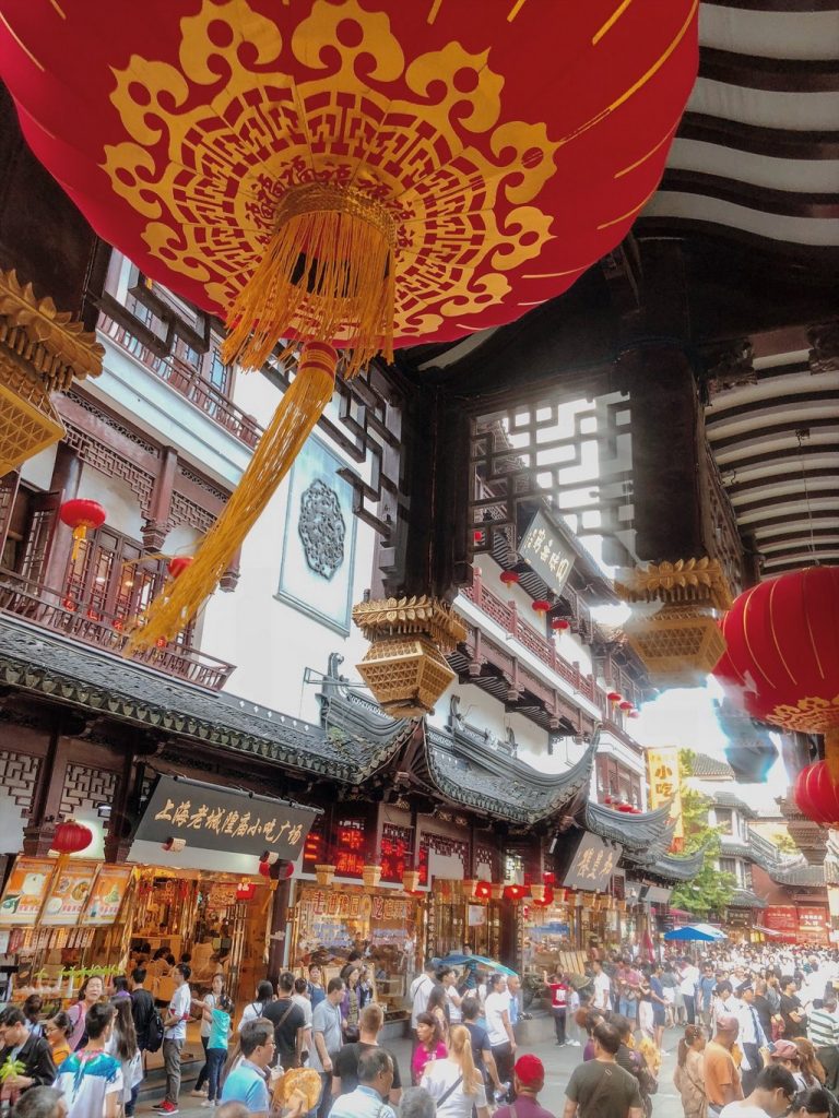 Tourist-Old-Town-Shanghai-Sightseeing-Dos-and-Donts