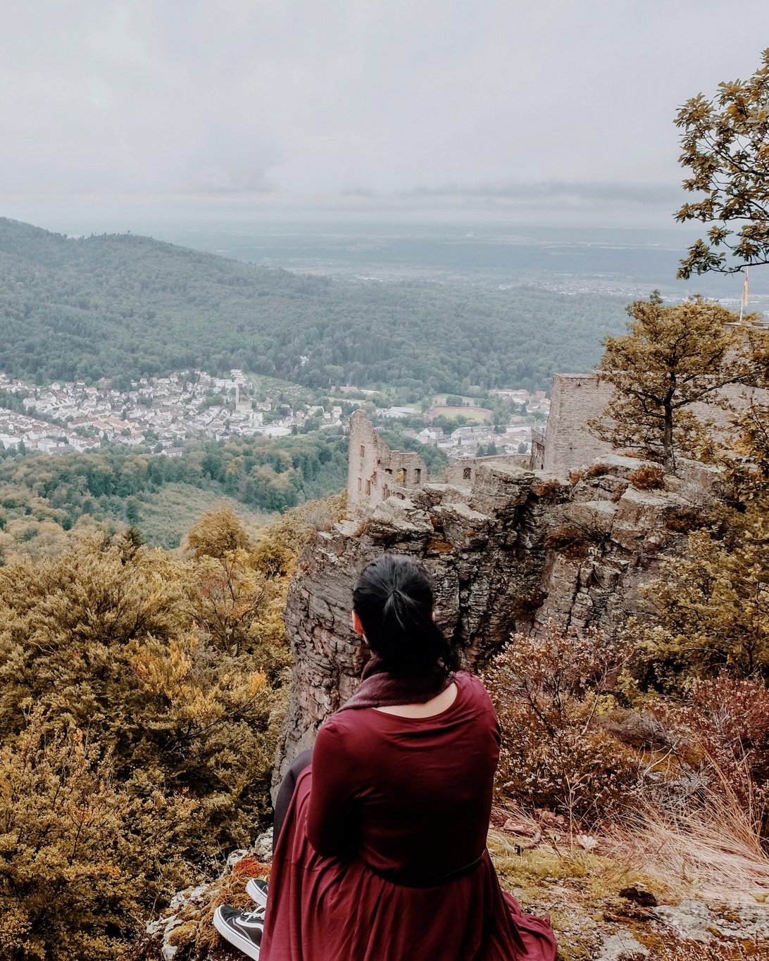 Baden-Baden-Battertfelsen-Old-Castle-Insider Tips "width =" 1092 "height =" 1365 "srcset =" https://www.blackdotswhitespots.com/bdws/wp-content/uploads/2019/05/Baden-Baden -Battertfelsen-Old-Castle-Insider-Tips.jpg 1092w, https://www.blackdotswhitespots.com/bdws/wp-content/uploads/2019/05/Baden-Baden-Battertfelsen-Altes-Schloss-Insidertipps-400x500.jpg 400w , https://www.blackdotswhitespots.com/bdws/wp-content/uploads/2019/05/baden-baden-battertfelsen-Altes-Schloss-Insidertipps-768x960.jpg 768w, https://www.blackdotswhitespots.com/ bdws / wp-content / uploads / 2019/05 / Baden-Baden-Battertfelsen-Old-Castle-Insider-Tips-819x1024.jpg 819w, https://www.blackdotswhitespots.com/bdws/wp-content/uploads/2019/05 /BathingBathingBattertrocks-Old-Closing-InsiderTips-240x300.jpg 240w, https://www.blackdotswhitespots.com/bdws/wp-content/uploads/2019/05/Baden-Baden-Battertfelsen-Altes-Schloss- Insider Tips-330x413.jpg 330w, https://www.blackdotswhitespots.com/bdws/wp-content/uploads/2019/05/Baden-Baden-Bat tert-rock Old Castle insider tips-690x863.jpg 690W, https://www.blackdotswhitespots.com/bdws/wp-content/uploads/2019/05/Baden-Baden-Battertfelsen-Altes-Schloss-Insidertipps-1050x1313.jpg 1050w, https://www.blackdotswhitespots.com/bdws/wp-content/uploads/2019/05/Baden-Baden-Battertfelsen-Altes-Schloss-Insidertipps-464x580.jpg 464w "sizes =" (max-breedte: 1092px ) 100 vw, 1092px "/></p>
<p>De eerste stad die ik je introduceer, is de modieuze spa- en spa-stad <strong>Baden-Baden</strong> in het Zwarte Woud, nabij de Franse grens. Aangezien ik persoonlijk niet van kuuroorden (te chique, te saai / conservatief) houd, moet ik na mijn laatste bezoek aan Baden-Baden toegeven: de stad is <em>echt MOOI</em>, Tussen elegante gebouwen, historische straten, goed onderhouden parken, het casino, de thermale baden en het Zwarte Woud kunt u ontspannen en een comfortabele tijd doorbrengen!</p>
<h3>Hoogtepunten / mis het niet:</h3>
<ul>
<li>Een prachtig oud gebouw is het <strong>Trinkhalle van het Kurhaus</strong> met zijn beschilderde Wandelhalle en de Mineralbrunnen.</li>
<li>Ik heb de beste koffie in het café <strong>"Kaffeesack"</strong> dronken, een verborgen klein café in de oude stad met zijn eigen koffiebranderij, koffiespecialiteiten zoals plat wit, vintage meubels en snacks.</li>
<li>Voor een diepe ontspanning, bezoek een van de twee <strong>Thermen</strong>, Ik raad dat aan <strong>Friedrichsbad</strong>Omdat het is gehuisvest in een imposant 19e-eeuws gebouw met een historische koepelvormige hal, is het 17 minuten lopen van de zeepborstelmassage tot stoombaden en bubbelbaden. (Je zult echter zijn hele kleding kwijt raken.) Als je dat niet leuk vindt, ga dan naar de Caracalla Therme – die historisch gezien niet zo mooi is.)</li>
<li>Je moet tenminste 's avonds voor een drankje zijn <strong>casino</strong> Kom langs, want dat is in Baden-Baden in een prachtig oud gebouw met metershoge plafonds en kristallen kroonluchters, zodat u zich in een kasteel voelt! De stijlvolle bar met buitenruimte wordt ook sterk aanbevolen.</li>
</ul>
<p><strong>Mijn geheime tip:</strong> In plaats van zoals de meeste met de kabelbaan naar de berg Merkurberg te rijden, moet u liever een uitstapje maken naar de <strong>Battertfelsen</strong> maken, want vanaf daar is het uitzicht nog steeds veel wild romantisch! De verticale rotsformaties steken boven de stad uit vanaf de berg, direct naast de indrukwekkende kasteelruïne Hohenbaden. Loop vanaf het kasteel langs de Boven-Felsenweg, tenminste naar het uitkijkpunt Ritterplatte. Hier strekt het uitzicht zich uit over de stad Baden-Baden en het Zwarte Woud naar het Rijndal, de kasteelruïne altijd prachtig schilderachtig in zicht.</p>
<p><strong>Mijn culinaire tip: </strong>Probeer huisgemaakte gerechten uit Baden en Elzas, zoals varkenswangetjes, zelfgemaakte ravioli en een verscheidenheid aan tarte flambées, evenals lokale wijnen in het schilderachtige <strong>Weinstube Baldreit</strong>, verborgen op een binnenplaats in het midden van oude straten. Absoluut boek!</p>
<p><strong>Mijn hoteltip voor Baden-Baden:</strong> het Hotel Der Kleine Prinz. De 40 kamers van dit luxe stadshotel zijn allemaal individueel ingericht met oude meubels en accessoires, waardoor ze tegelijkertijd charmant en romantisch zijn. In overeenstemming met de Franse flair lopen motieven uit het gelijknamige boek van Saint-Exupéry door het hele hotel.</p>
<h2 id=