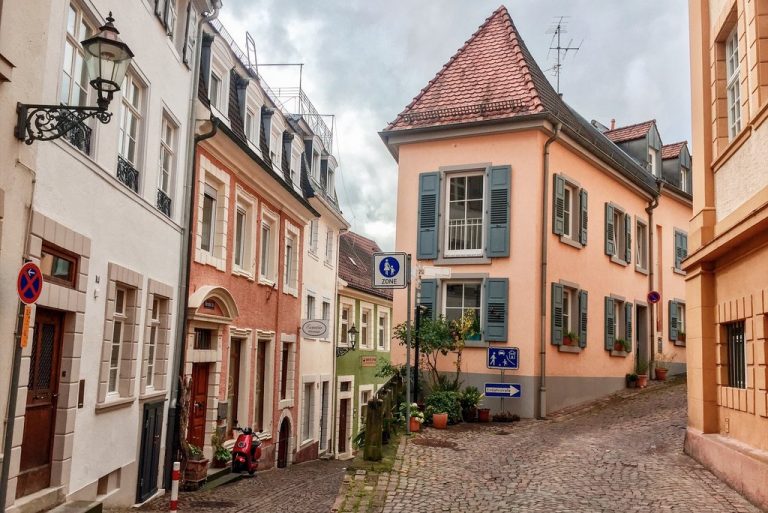 9 Städte in BadenWürttemberg, die du gesehen haben solltest black dots white spots