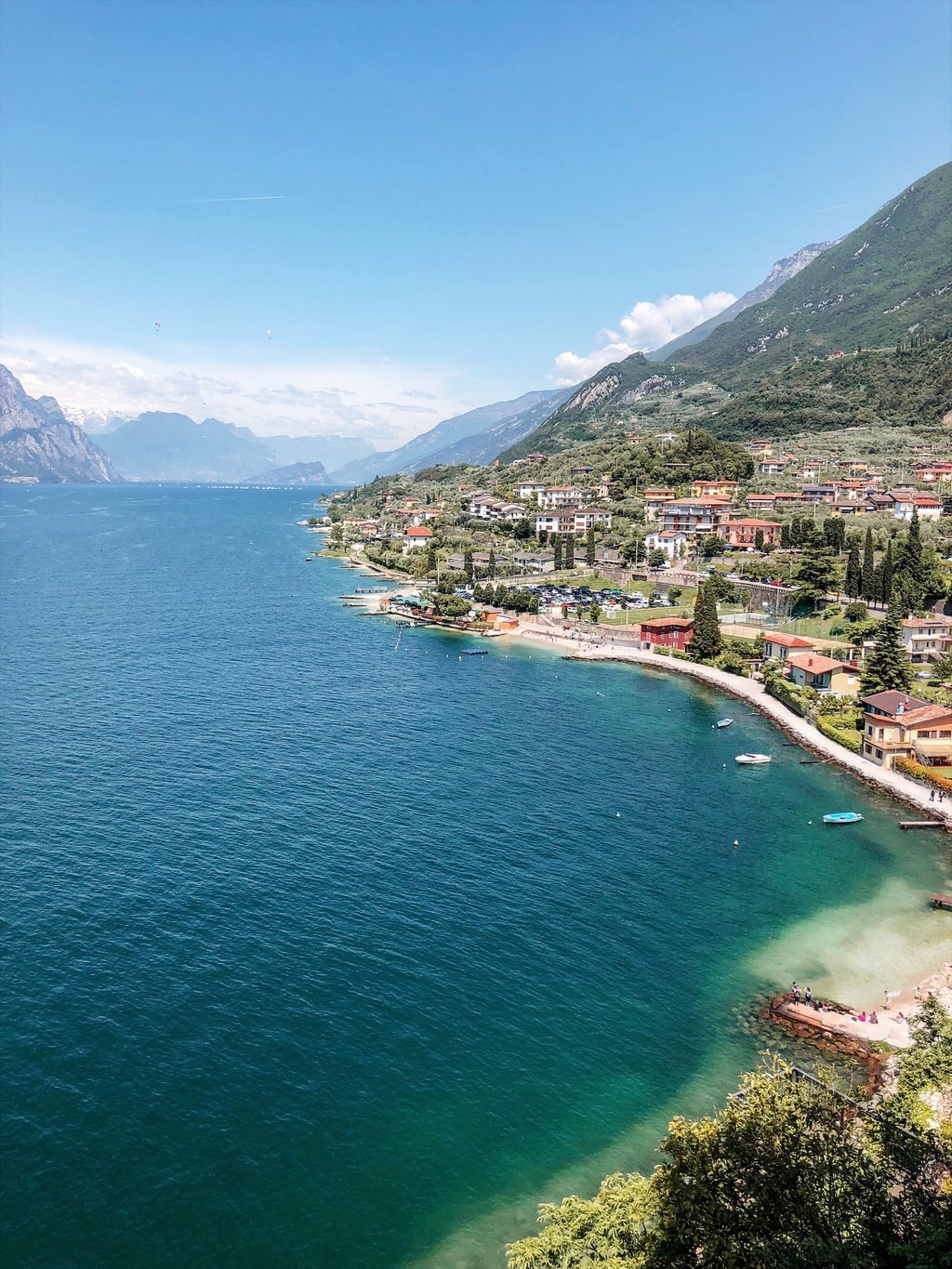 Malcesine tips Gardameer "width =" 1024 "height =" 1365 "srcset =" https://www.blackdotswhitespots.com/bdws/wp-content/uploads/2019/06/Malcesine-Tipps-Gardasee.jpg 1024w, https://www.blackdotswhitespots.com/bdws/wp-content/uploads/2019/06/Malcesine-Tipps-Gardasee-375x500.jpg 375w, https://www.blackdotswhitespots.com/bdws/wp-content/uploads /2019/06/Malcesine-Tipps-Gardasee-768x1024.jpg 768w, https://www.blackdotswhitespots.com/bdws/wp-content/uploads/2019/06/Malcesine-Tipps-Gardasee-225x300.jpg 225w, https 330w, https://www.blackdotswhitespots.com/bdws/wp-content/uploads/ 2019/06 / Malcesine-Tips-Lake Garda-690x920.jpg 690w, https://www.blackdotswhitespots.com/bdws/wp-content/uploads/2019/06/Malcesine-Tipps-Gardasee-435x580.jpg 435w "maten = "(max-breedte: 1024px) 100vw, 1024px" /></p>
<div id=