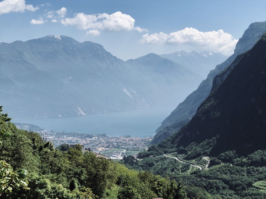 Riva-Gardasee-Tenno" width="1024" height="768" srcset="https://www.blackdotswhitespots.com/bdws/wp-content/uploads/2019/06/Riva-Gardasee-Tenno.jpg 1024w, https://www.blackdotswhitespots.com/bdws/wp-content/uploads/2019/06/Riva-Gardasee-Tenno-500x375.jpg 500w, https://www.blackdotswhitespots.com/bdws/wp-content/uploads/2019/06/Riva-Gardasee-Tenno-768x576.jpg 768w, https://www.blackdotswhitespots.com/bdws/wp-content/uploads/2019/06/Riva-Gardasee-Tenno-300x225.jpg 300w, https://www.blackdotswhitespots.com/bdws/wp-content/uploads/2019/06/Riva-Gardasee-Tenno-330x248.jpg 330w, https://www.blackdotswhitespots.com/bdws/wp-content/uploads/2019/06/Riva-Gardasee-Tenno-690x518.jpg 690w, https://www.blackdotswhitespots.com/bdws/wp-content/uploads/2019/06/Riva-Gardasee-Tenno-773x580.jpg 773w" sizes="(max-width: 1024px) 100vw, 1024px"/></p>
<h2>Gardasee – praktische Reisetipps</h2>
<p><strong>Hinkommen/Anreise:</strong> Wir sind mit dem Auto über den Brenner angereist. Dabei empfiehlt es sich, in Österreich rauszufahren und vollzutanken, denn da ist das Benzin deutlich billiger als in Deutschland und Italien (am Brenner kostete es teilweise fast 2,- Euro pro Liter). Für Österreich benötigt ihr eine Vignette und für den Brenner müsst ihr eine separate Maut bezahlen – am besten alles vorher online kaufen, denn dann könnt ihr einfach durchfahren. In Italien zahlt ihr die Maut dann nach Ticket direkt an der Mautstation. Da die Straßen und die alten Dörfer sehr eng sind, empfiehlt sich übrigens ein möglichst kleines Auto. Alternativ könnt ihr auch mit dem Zug anreisen und bis zum Bahnhof Rovereto fahren, von dort gibt es eine Busverbindung nach Riva. Auch von Verona gibt es eine Busverbindung zum Gardasee – falls ihr mit dem Zug oder etwa mit dem Flugzeug anreist. Zwischen den Orten am See gibt es ebenfalls Bus- und Bootsverbindungen.</p>
<p><strong>blijven:</strong> Rund um den See gibt es jede Menge Hotels, Pensionen, Ferienwohnungen und Apartments. Am besten überlegt ihr euch, an welchem Ort ihr übernachten wollt und sucht dann dort. Wir haben uns ein Apartment über AirBnB gemietet, das zentral in der Innenstadt von Riva lag, aber einen kostenlosen Parkplatz dabei hatte (was nicht unbedingt selbstverständlich ist). Über AirBnB kannst du auch kurzfristig noch eine Unterkunft finden, und oftmals ist es günstiger als ein Hotel. (Mein Tipp: Wenn du dich über diesen Link* anmeldest und buchst, erhältst du 25 Euro Rabatt auf deine erste Buchung und ich eine kleine Provision, die meinen Blog unterstützt.)</p>
<p><strong>Nützliche Reiseführer:</strong></p>
<p id=