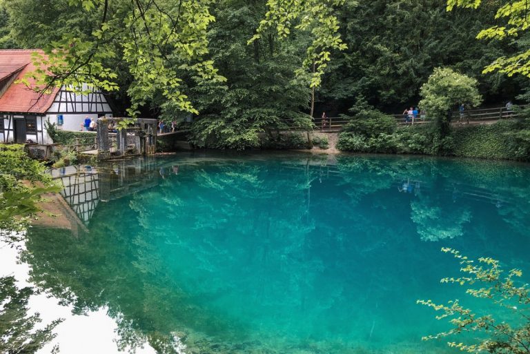 Der Blaubeurer Felsenstieg: Rundwanderung um Blaubeuren mit Abstecher am Blautopf