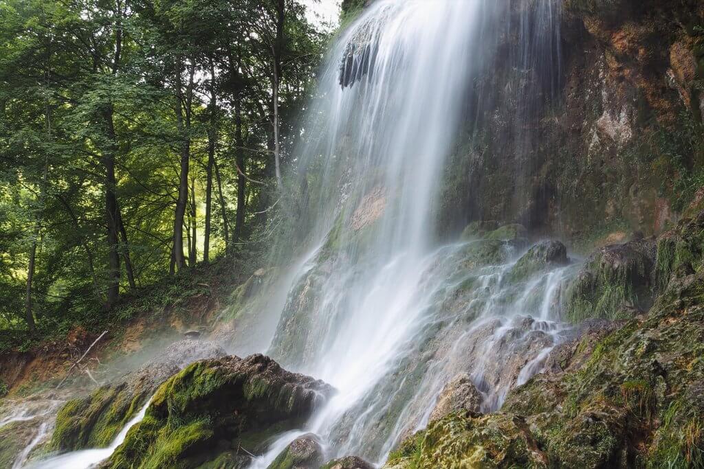 gemakkelijke wandeling naar de Urach-waterval