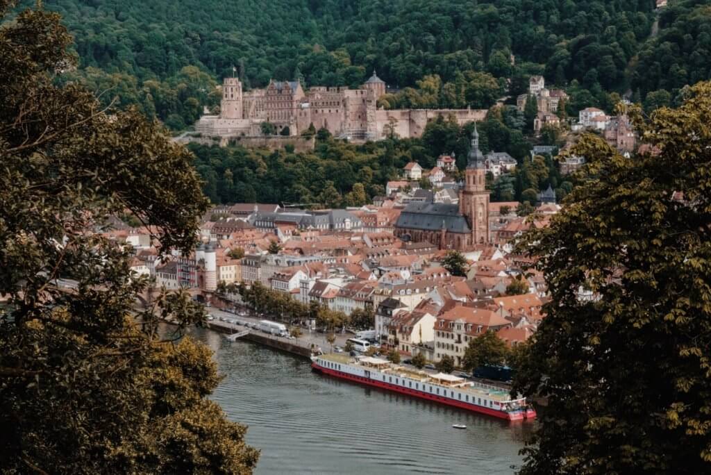 Uitzicht op de oude stad Heidelberg vanaf de Philosophenweg