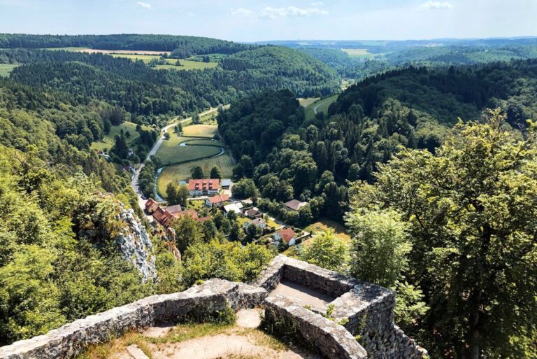 Münsingen: Wanderung „Hochgehswiggert“ zur Burg Hohengundelfingen und Glamping im Hofgut Hopfenburg