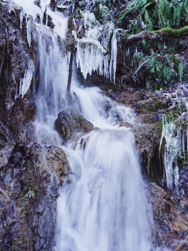 Halfbevroren Urach-waterval in de winter