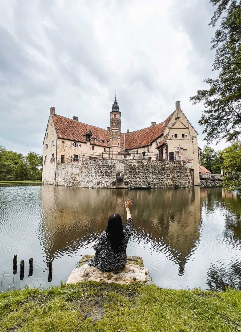 Het middeleeuwse kasteel Vischering in Münsterland wordt weerspiegeld in de gracht