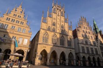 Historisches Rathaus in Münster, von der Abendsonne angestrahlt