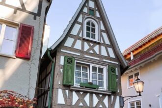 Schorndorf bei Stuttgart: Tipps und Sehenswürdigkeiten (Bild zeigt ein schmales spitzes Fachwerkhaus in der Altstadt von Schorndorf)