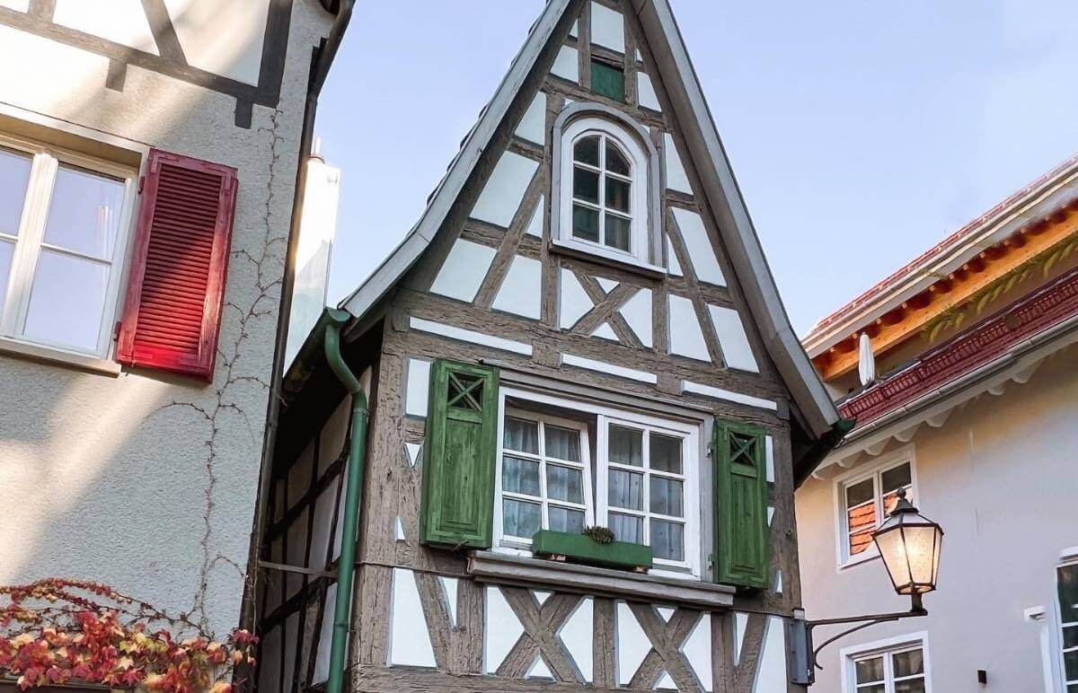 Schorndorf bei Stuttgart: Tipps und Sehenswürdigkeiten (Bild zeigt ein schmales spitzes Fachwerkhaus in der Altstadt von Schorndorf)