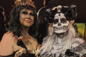 Halloween in Irland: zwei kostümierte Besucherinnen beim Derry Halloween Festival