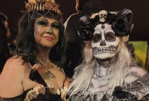 Halloween in Irland: zwei kostümierte Besucherinnen beim Derry Halloween Festival